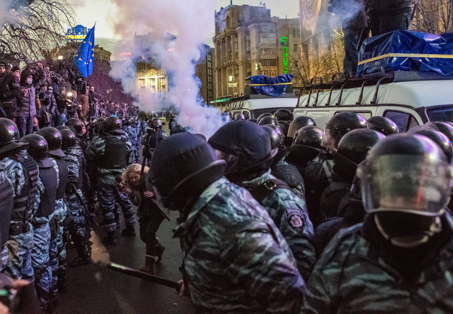 Сотрудники спецподразделения Беркут МВД Украины препятствуют попыткам сторонников евроинтеграции перекрыть движение по улице Крещатик в Киеве