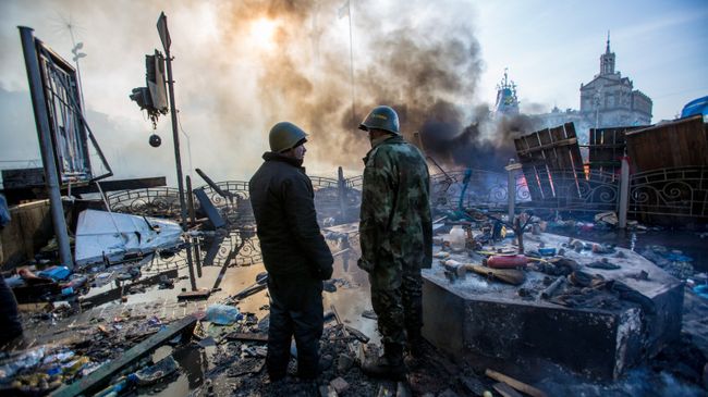 Сторонники оппозиции на площади Независимости в Киеве, где начались столкновения митингующих и сотрудников милиции Сторонники оппозиции на площади Независимости в Киеве, где начались столкновения митингующих и сотрудников милиции
