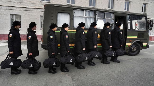Призывники в сборном пункте Призывники в сборном пункте
