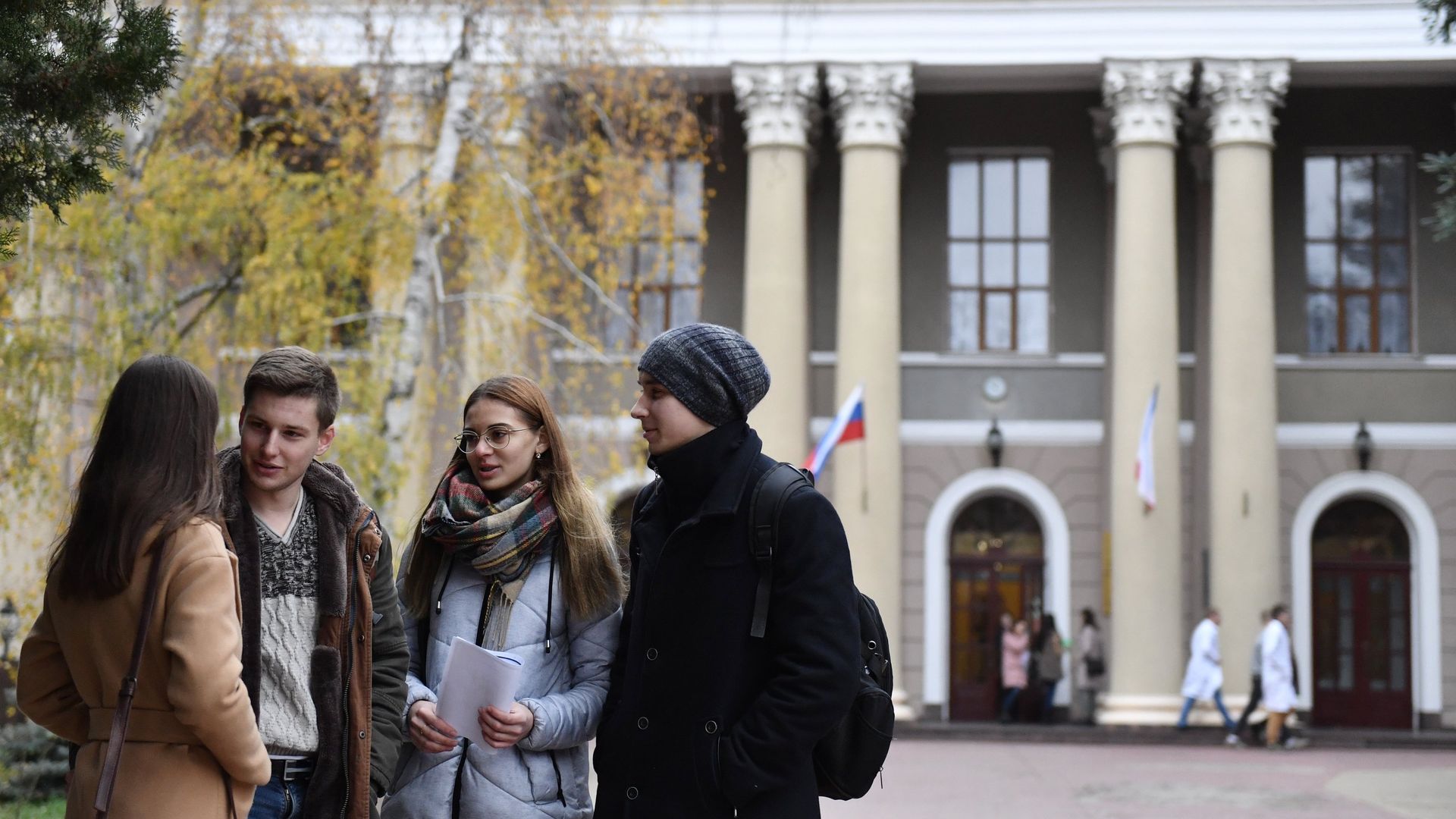 Студенты возле здания Медицинской академии имени Георгиевского в Симферополе Студенты возле здания Медицинской академии имени Георгиевского в Симферополе - РИА Новости, 1920, 11.11.2021