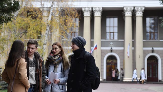 Студенты возле здания Медицинской академии имени Георгиевского в Симферополе