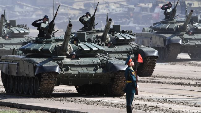Танки Т-72Б3 армии России во время парада военной техники, участвовавшей в учениях Восток-2018 Танки Т-72Б3 армии России во время парада военной техники, участвовавшей в учениях Восток-2018