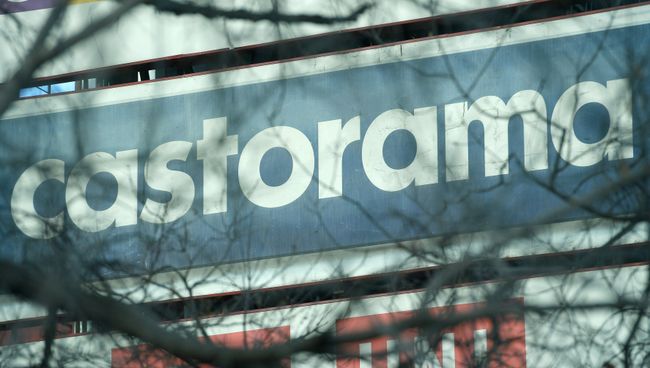 Вывеска гипермаркета Castorama на здании торгово-развлекательного центра Золотой Вавилон на проспекте Мира в Москве