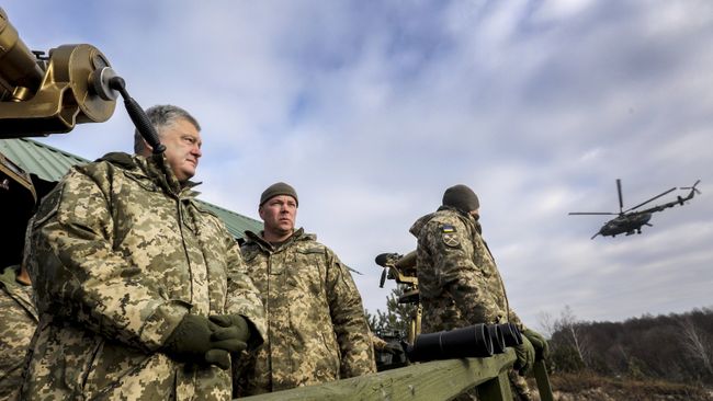 Президент Украины Петр Порошенко и командующий Десантно-штурмовыми войсками ВС Украины Михаил Забродский во время тактических учений десантно-штурмовых войск в Житомирской области. Архивное фото Президент Украины Петр Порошенко и командующий Десантно-штурмовыми войсками ВС Украины Михаил Забродский во время тактических учений десантно-штурмовых войск в Житомирской области. Архивное фото