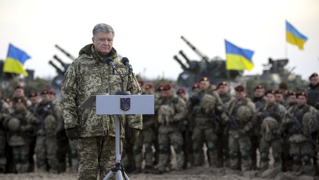 Президент Украины Петр Порошенко во время тактических учений десантно-штурмовых войск в Житомирской области. 21 ноября 2018 Президент Украины Петр Порошенко во время тактических учений десантно-штурмовых войск в Житомирской области. 21 ноября 2018
