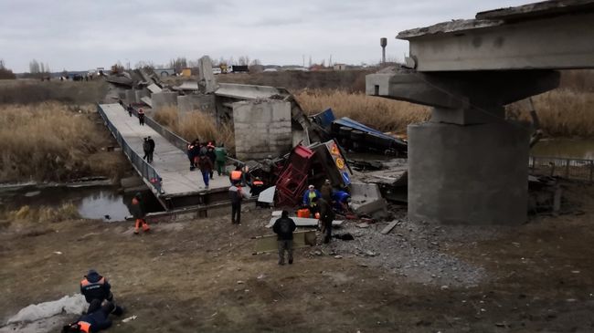 Автомобильный мост обрушился через реку Савала в Воронежской области. 21 ноября 2018