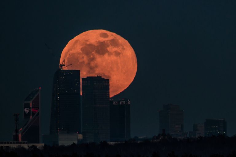 Полнолуние над Московским международным деловым центром Москва-Сити