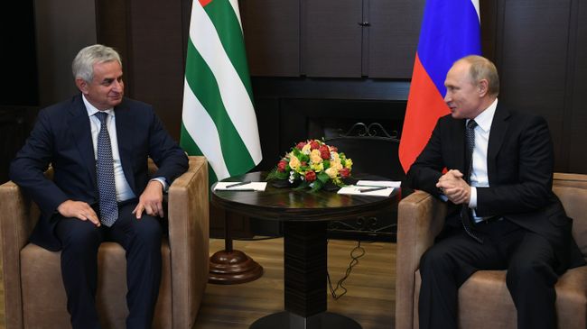 Владимир Путин и президент Республики Абхазия Рауль Хаджимба во время встречи. 21 ноября 2018 Владимир Путин и президент Республики Абхазия Рауль Хаджимба во время встречи. 21 ноября 2018