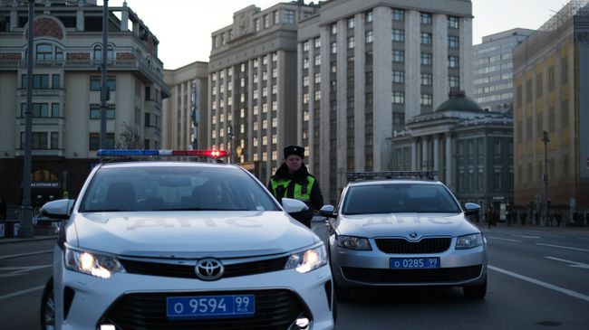 Сотрудники ДПС у здания Госдумы на Охотном ряду в Москве Сотрудники ДПС у здания Госдумы на Охотном ряду в Москве