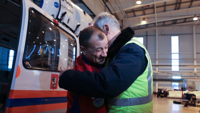 Летчик-спасатель Москвы Юрий Лебедев встречается с пациентом Валерием Афанасьевым Летчик-спасатель Москвы Юрий Лебедев встречается с пациентом Валерием Афанасьевым