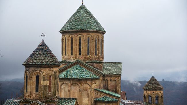 Гелатский монастырь 12 века в Кутаиси Гелатский монастырь 12 века в Кутаиси