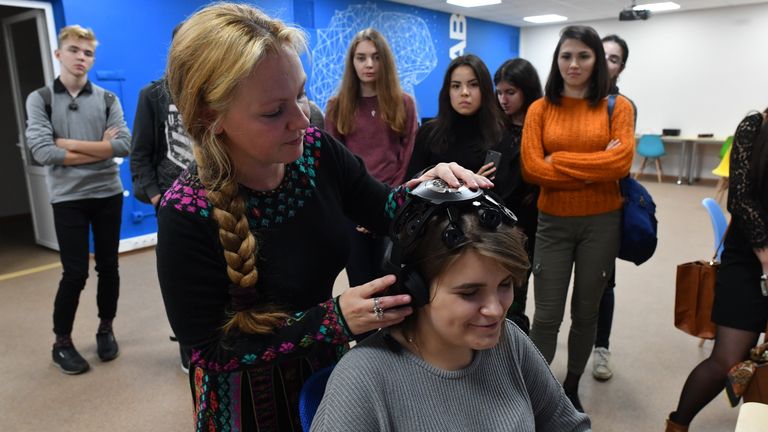 Демонстрация работы безгелевого энцефалографа Демонстрация работы безгелевого энцефалографа