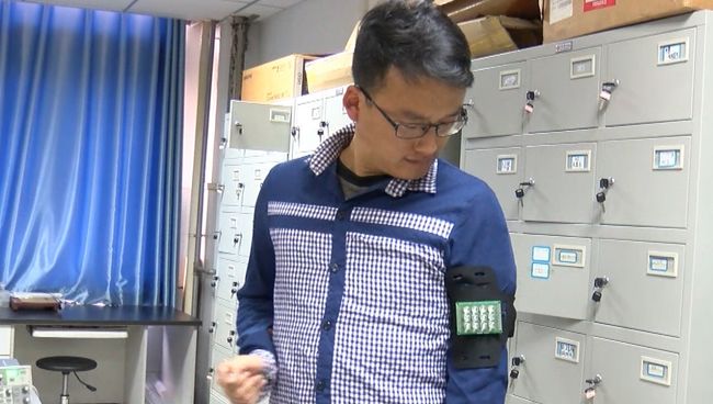 Китайские ученые смогли превратить человека в ходячую электростанцию Китайские ученые смогли превратить человека в ходячую электростанцию
