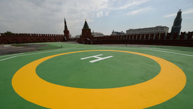 Вертолетная площадка на территории Кремля в Москве. Архивное фото Вертолетная площадка на территории Кремля в Москве. Архивное фото