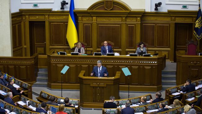 Президент Украины Петр Порошенко выступает на заседании Верховной рады Украины. Архивное фото