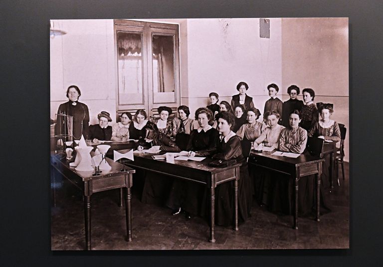 Фотография на выставке Курсистка – имя нарицательное.  К 140-летнему юбилею высшего женского образования в России в Санкт-Петербурге