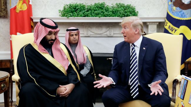 Президент США Дональд Трамп и наследный принц Саудовской Аравии Мухаммед бен Салман во время встречи в Белом доме в Вашингтоне. Архивное фото Президент США Дональд Трамп и наследный принц Саудовской Аравии Мухаммед бен Салман во время встречи в Белом доме в Вашингтоне. Архивное фото