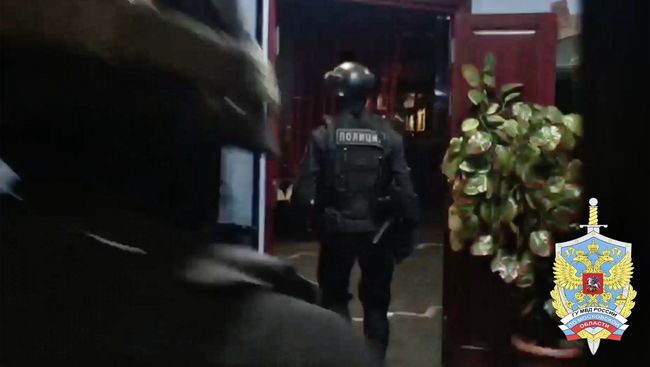 Сотрудники полиции на месте сходки с участием воров в законе в Домодедово Сотрудники полиции на месте сходки с участием воров в законе в Домодедово