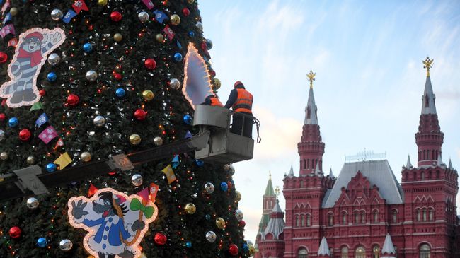 Украшение новогодней елки на Красной площади Украшение новогодней елки на Красной площади