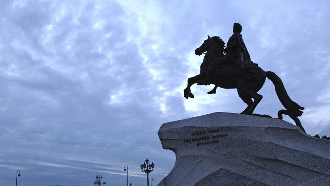 Памятник Петру Первому Медный всадник на Сенатской площади в Санкт-Петербурге Памятник Петру Первому Медный всадник на Сенатской площади в Санкт-Петербурге