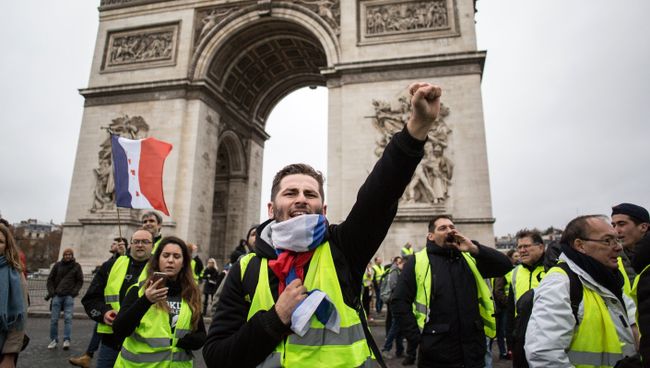 Участники акции протеста против роста цен на бензин желтые жилеты в Париже. 24 ноября 2018 Участники акции протеста против роста цен на бензин желтые жилеты в Париже. 24 ноября 2018