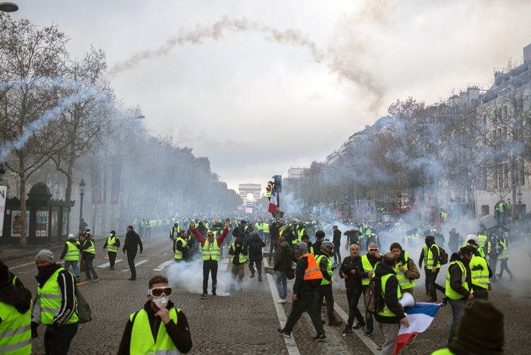 Столкновение участников акции протеста против роста цен на бензин желтые жилеты с силами правопорядка в Париже. 24 ноября 2018 Столкновение участников акции протеста против роста цен на бензин желтые жилеты с силами правопорядка в Париже. 24 ноября 2018
