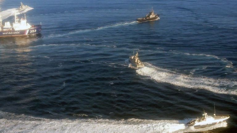 Два малых бронированных артиллерийских катера и рейдовый буксир ВМС Украины пересекли российскую границу и движутся в сторону Керченского пролива Два малых бронированных артиллерийских катера и рейдовый буксир ВМС Украины пересекли российскую границу и движутся в сторону Керченского пролива