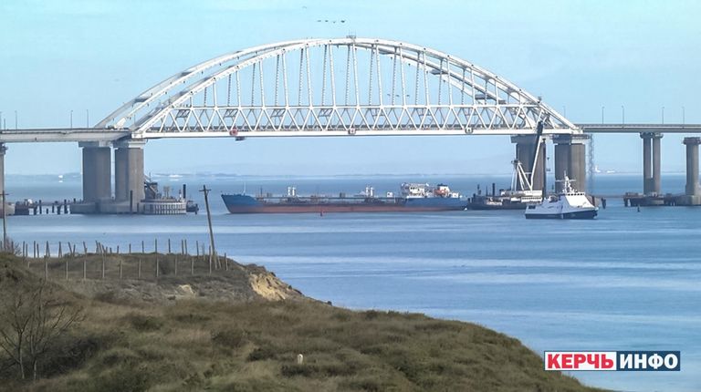 Судно перекрыло проход украинским военным кораблям под арками Крымского моста.  25 ноября 2018
