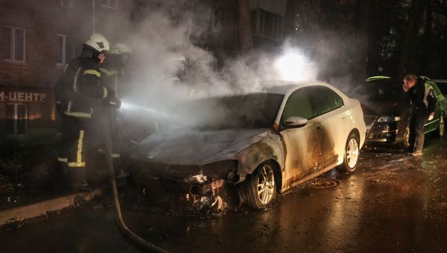 Пожарные тушат автомобиль неподалеку от посольства России в Киеве Пожарные тушат автомобиль неподалеку от посольства России в Киеве