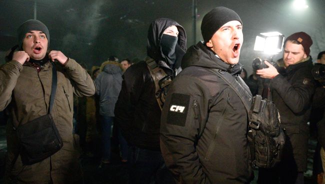 Участники акции у здания посольства РФ в Киеве Участники акции у здания посольства РФ в Киеве