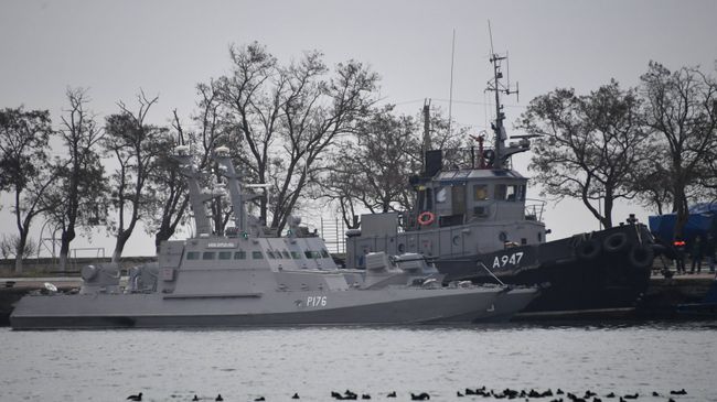 Малые бронированные артиллерийские катера Никополь, Бердянск и рейдовый буксир Яны Капу ВМС Украины в порту Керчи. 26 ноября 2018 Малые бронированные артиллерийские катера Никополь, Бердянск и рейдовый буксир Яны Капу ВМС Украины в порту Керчи. 26 ноября 2018