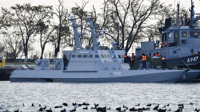 Малый бронированный артиллерийский катер Никополь и рейдовый буксир Яны Капу ВМС Украины, задержанные пограничной службой России за нарушение государственной границы России, в порту Керчи