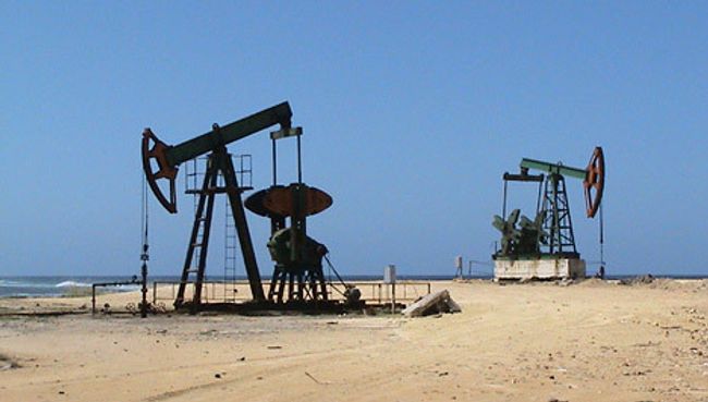 Добыча нефти недалеко от Гаваны. Архив 