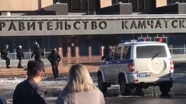 Мужчина с обрезом у здания правительства Камчатского края. 18 ноября 2018 Мужчина с обрезом у здания правительства Камчатского края. 18 ноября 2018