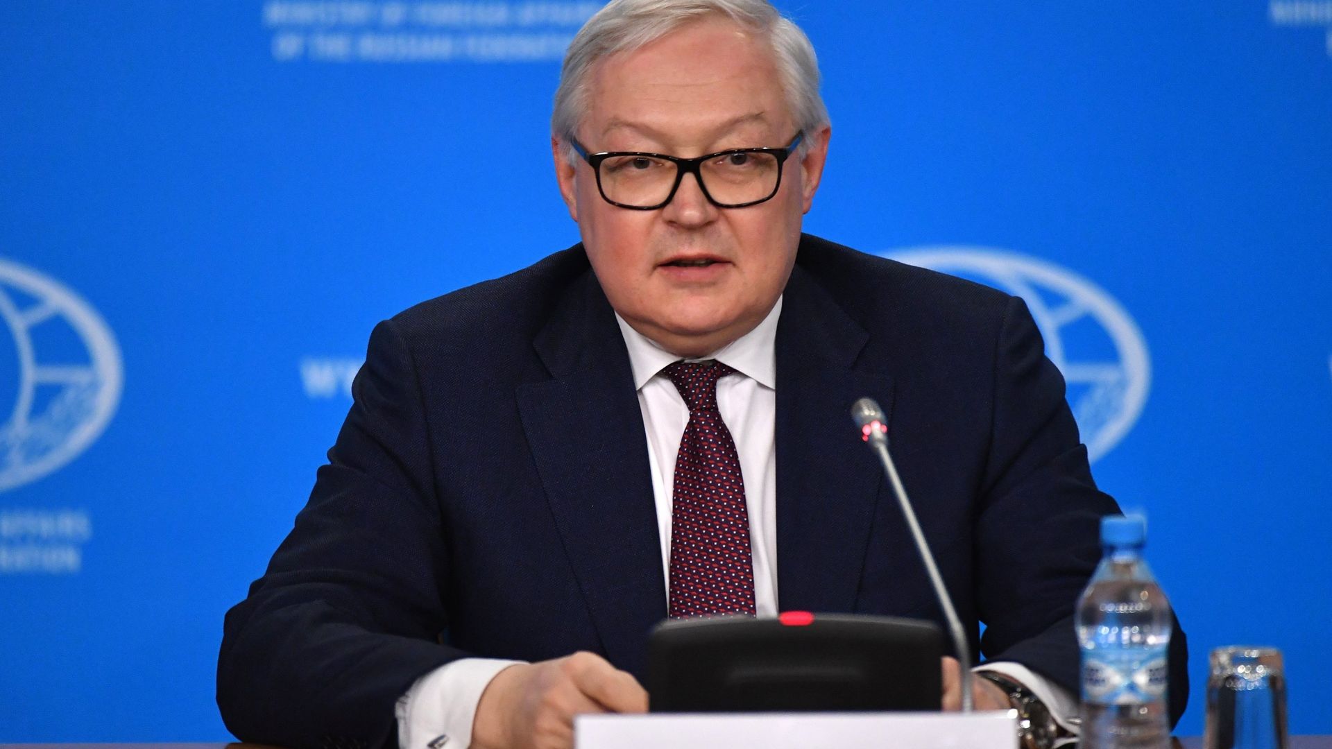 Заместитель министра иностранных дел РФ Сергей Рябков проводит брифинг по тематике Договора о ликвидации ракет средней и меньшей дальности Заместитель министра иностранных дел РФ Сергей Рябков проводит брифинг по тематике Договора о ликвидации ракет средней и меньшей дальности - РИА Новости, 1920, 24.11.2020