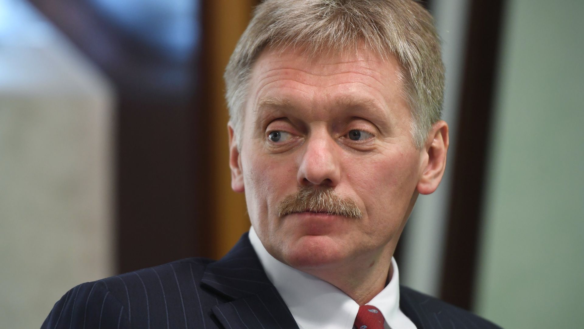 Пресс-секретарь президента России Дмитрий Песков на пресс-конференции по медиагрантам Русского географического общества Пресс-секретарь президента России Дмитрий Песков на пресс-конференции по медиагрантам Русского географического общества - РИА Новости, 1920, 16.02.2021