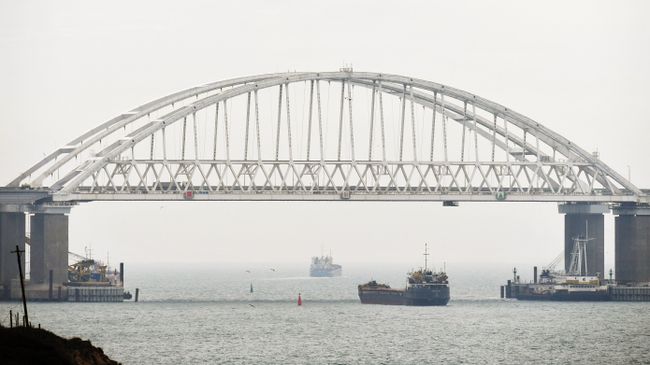 Суда проходят под аркой Крымского моста