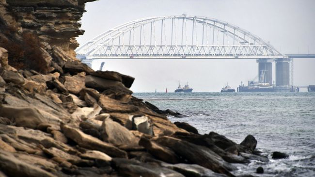 Суда проходят под аркой Крымского моста после возобновления судоходства в Керченском проливе. 26 ноября 2015 Суда проходят под аркой Крымского моста после возобновления судоходства в Керченском проливе. 26 ноября 2015
