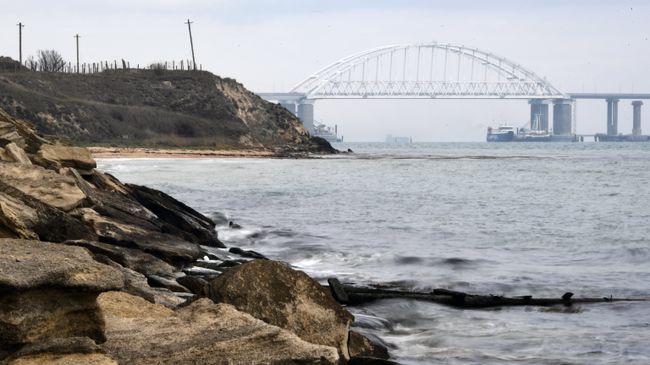 Суда проходят под аркой Крымского моста в Керченском проливе Суда проходят под аркой Крымского моста в Керченском проливе