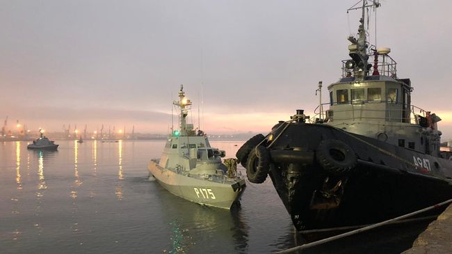 Корабли ВМС Украины, задержанные пограничной службой РФ за нарушение государственной границы России, в порту Керчи Корабли ВМС Украины, задержанные пограничной службой РФ за нарушение государственной границы России, в порту Керчи