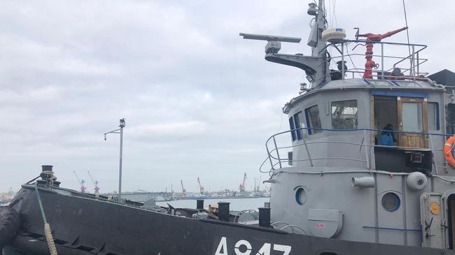 Корабль ВМС Украины, задержанные пограничной службой РФ за нарушение государственной границы России, в порту Керчи. Архивное фото Корабль ВМС Украины, задержанные пограничной службой РФ за нарушение государственной границы России, в порту Керчи. Архивное фото