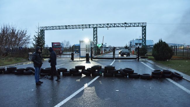 Владельцы автомобилей с иностранной регистрацией жгут автомобильные покрышки на украинско-польской границе во Львовской области. 26 ноября 2018 Владельцы автомобилей с иностранной регистрацией жгут автомобильные покрышки на украинско-польской границе во Львовской области. 26 ноября 2018