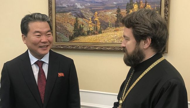 Глава отдела внешних церковных связей Московского патриархата митрополит Волоколамский Иларион в ходе своего визита в КНДР передал подарок лидеру страны Ким Чен Ыну. 26 ноября 2018 Глава отдела внешних церковных связей Московского патриархата митрополит Волоколамский Иларион в ходе своего визита в КНДР передал подарок лидеру страны Ким Чен Ыну. 26 ноября 2018