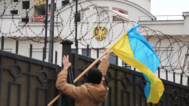 Участник акции протеста у консульства России в Одессе Участник акции протеста у консульства России в Одессе