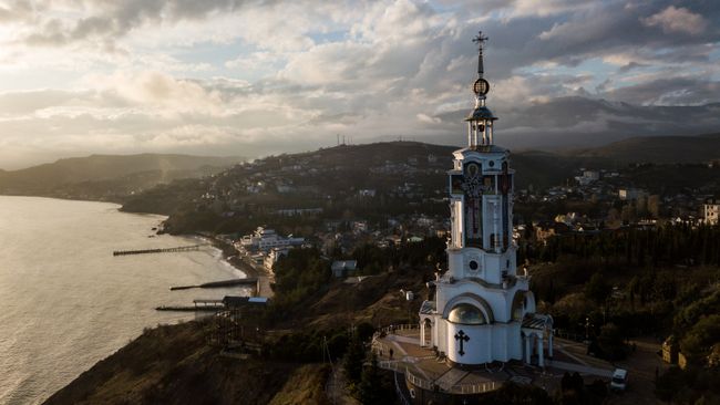 Храм-маяк в селе Малореченское, Крым Храм-маяк в селе Малореченское, Крым