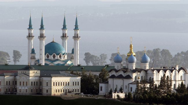 Вид на Мечеть Кул Шариф (слева) и Благовещенский собор (справа), расположенные на территории Казанского Кремля, со смотровой площадки отеля Ривьера Вид на Мечеть Кул Шариф (слева) и Благовещенский собор (справа), расположенные на территории Казанского Кремля, со смотровой площадки отеля Ривьера