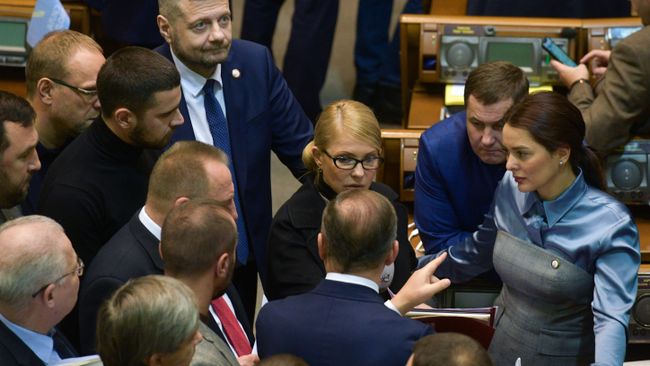 Лидер всеукраинского объединения Батькивщина Юлия Тимошенко и депутаты на заседании Верховной рады Украины. 26 ноября 2018 Лидер всеукраинского объединения Батькивщина Юлия Тимошенко и депутаты на заседании Верховной рады Украины. 26 ноября 2018