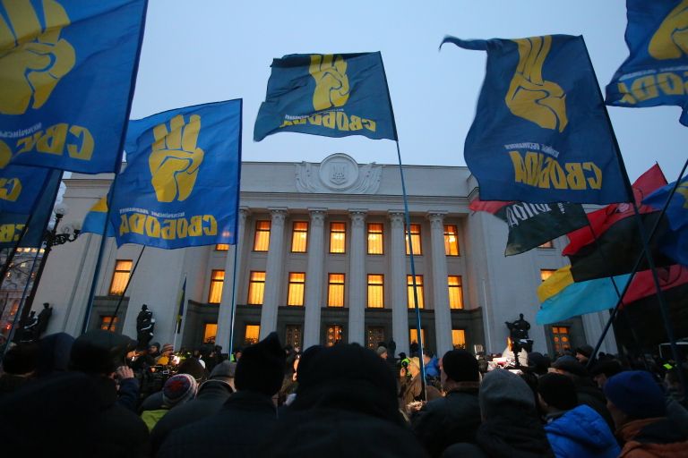 Сторонники украинской националистической партии Свобода проводят митинг возле Верховной рады с требованием принятия введения военного положения в Украине. 26 ноября 2018 Сторонники украинской националистической партии Свобода проводят митинг возле Верховной рады с требованием принятия введения военного положения в Украине. 26 ноября 2018