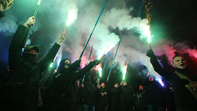 Украинские националисты проводят митинг возле Верховной рады с требованием принятия введения военного положения в Украине Украинские националисты проводят митинг возле Верховной рады с требованием принятия введения военного положения в Украине