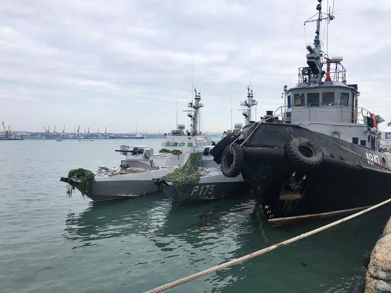 Корабли ВМС Украины, задержанные пограничной службой РФ за нарушение государственной границы России, в порту Керчи Корабли ВМС Украины, задержанные пограничной службой РФ за нарушение государственной границы России, в порту Керчи